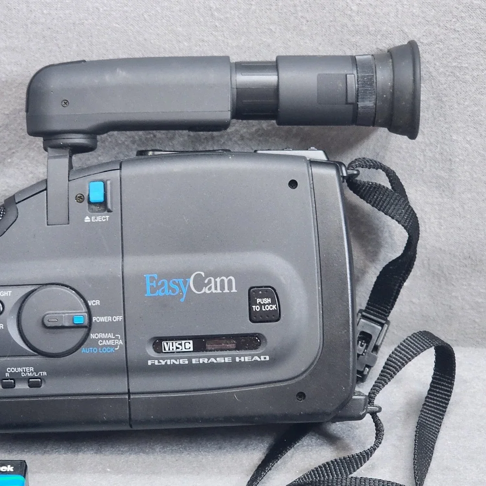 Magnavox EasyCam VHS-C Camcorder CVN610AV01 8:1 Zoom Vintage Video Not Tested